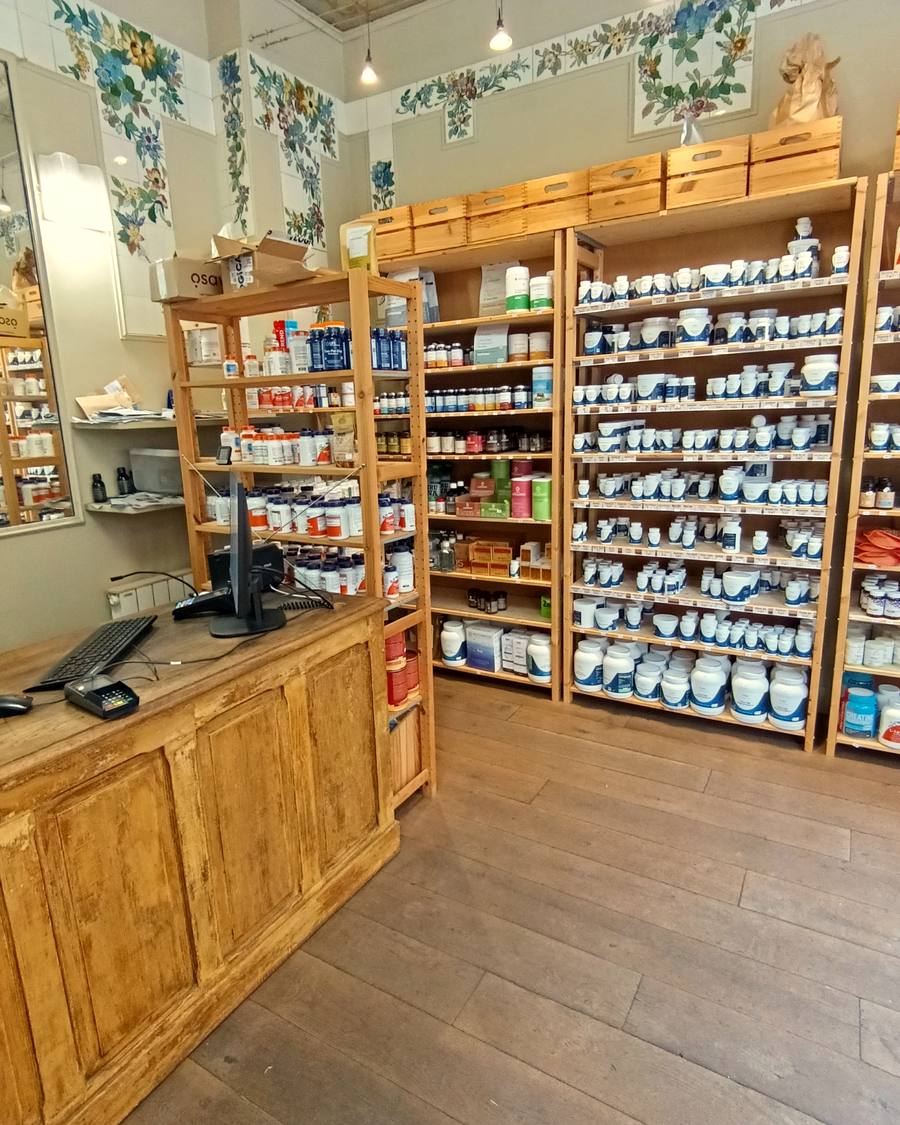 Intérieur boutique Herba Barona compléments alimentaires Paris 12e — comptoir et rayons